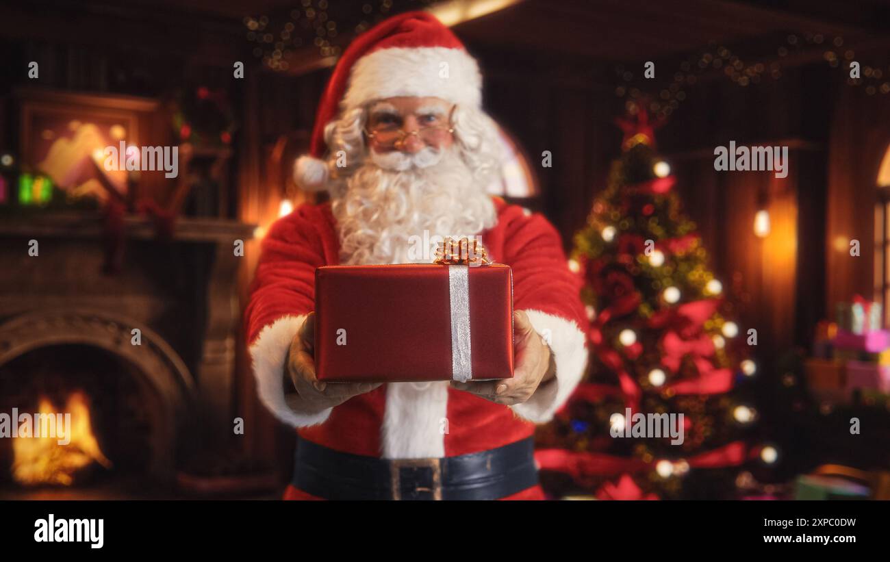 Joyeux Père Noël debout dans une chambre décorée magique, offrant un cadeau rouge magnifiquement enveloppé. Père Noël donnant des cadeaux aux enfants. Concept de Noël et de la célébration des vacances d'hiver du nouvel an Banque D'Images