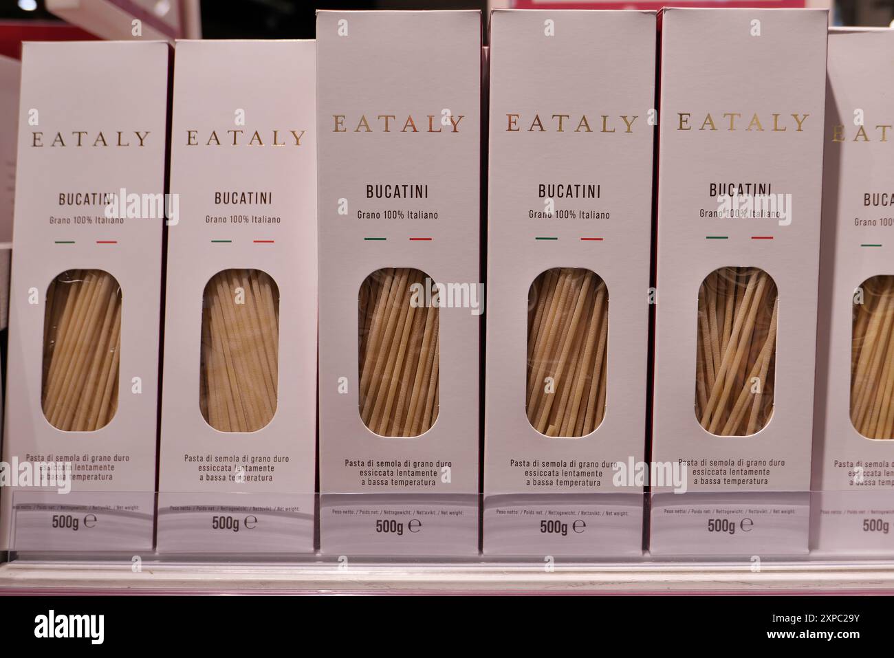 BOÎTES DE PÂTES EATALY SUR L'AFFICHAGE À L'INTÉRIEUR DU MAGASIN D'ALIMENTATION Banque D'Images