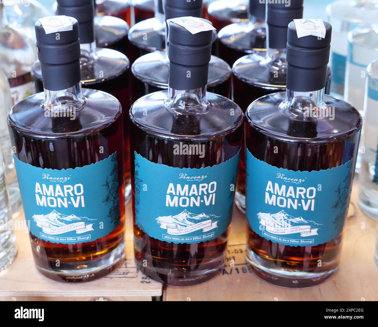 BOUTEILLES D'ALCOOL VICENZI AMARO MON VI EXPOSÉES À L'INTÉRIEUR DU MAGASIN D'ALIMENTATION Banque D'Images