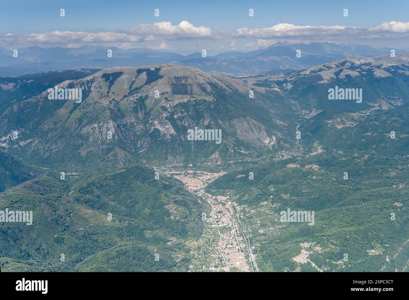 Paysage aérien, à partir d'un planeur, avec Borgo Velino et Antrodoco villages dans la vallée de Velino avec pic Giano en arrière-plan, tourné de l'ouest en brick Banque D'Images