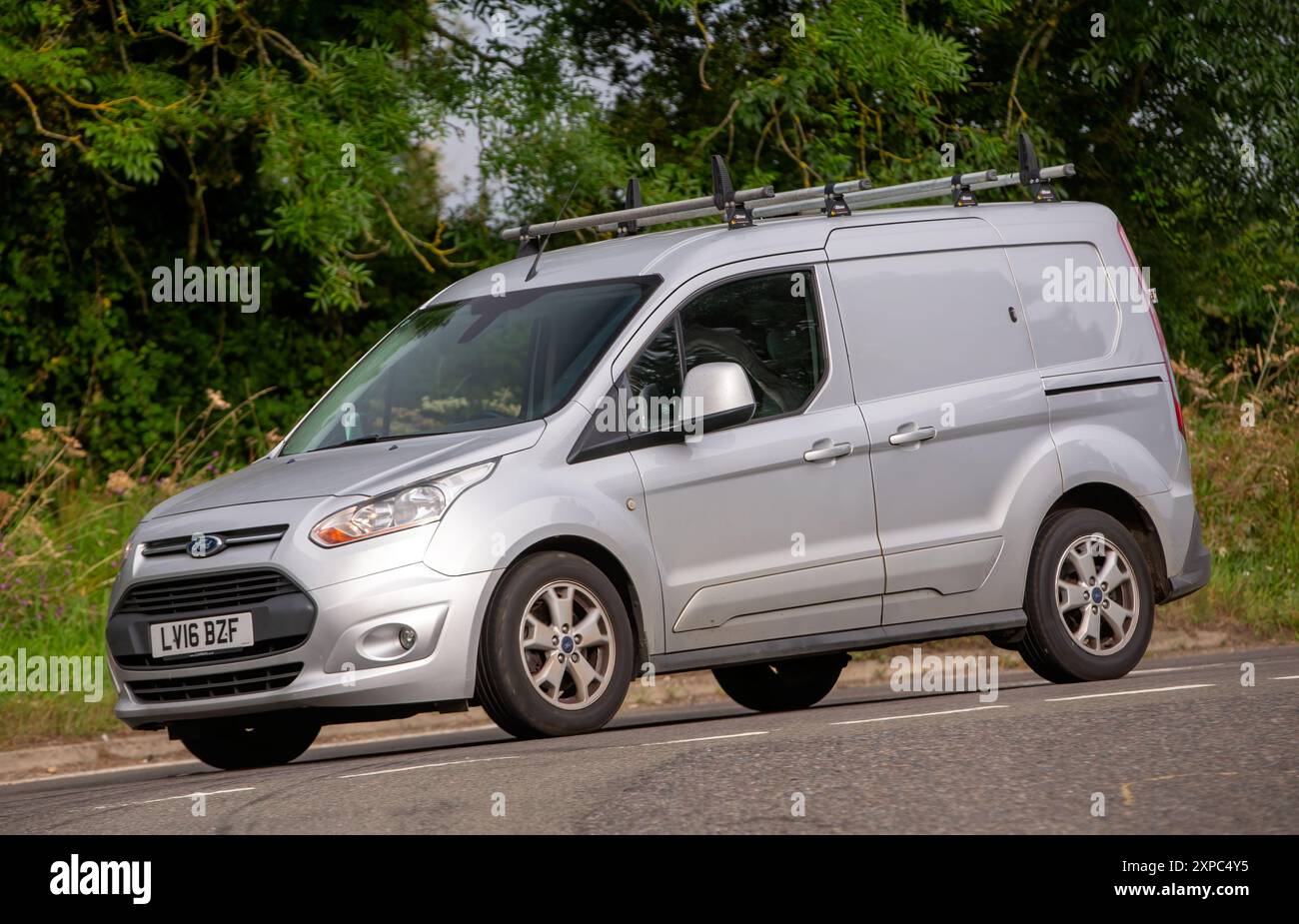 Whittlebury, Norhants, Royaume-Uni - 4 août 2024. 2016 argent Ford transit van conduisant sur une route de campagne britannique Banque D'Images