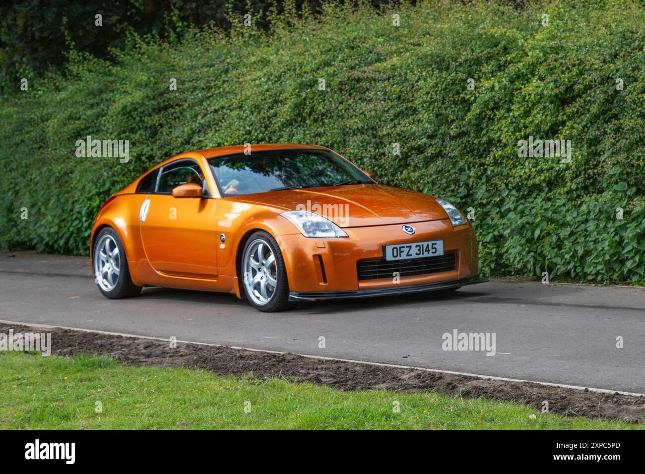 2005 Orange Nissan 350Z V6 car Coupe essence 3498 cc ; arrivée à Worden Park Motor Village pour le Leyland Festival, Royaume-Uni Banque D'Images