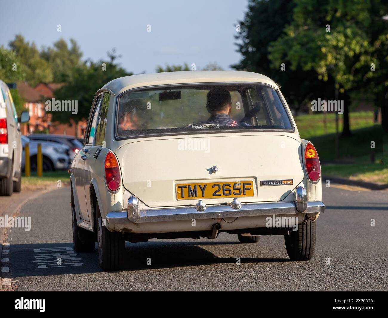 Milton Keynes, Royaume-Uni - 3 août 2024 : 1968 voiture classique Morris 1300 blanche conduisant sur une route britannique Banque D'Images