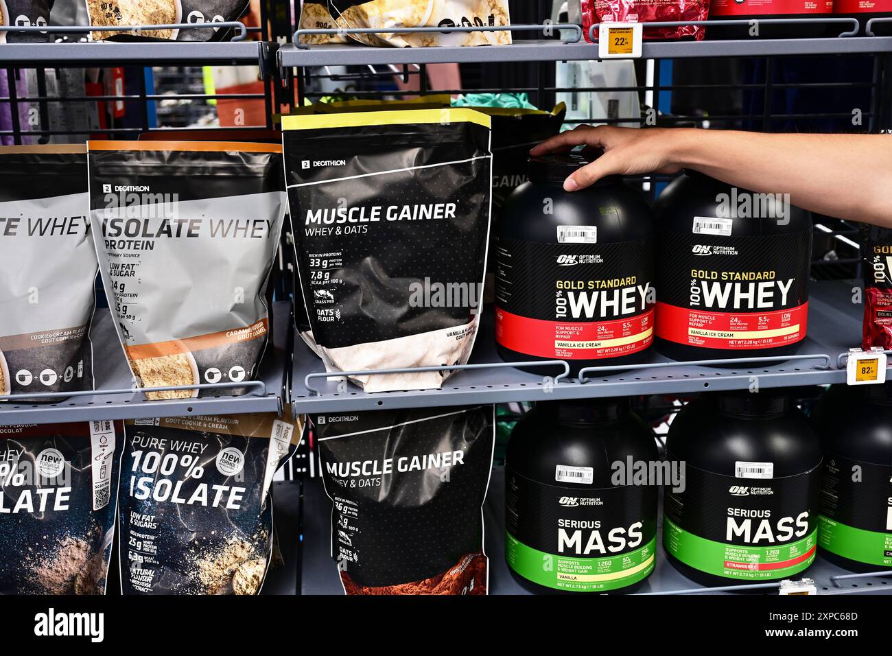 Emballages contenant des poudres pour shake fitness dans un magasin Banque D'Images