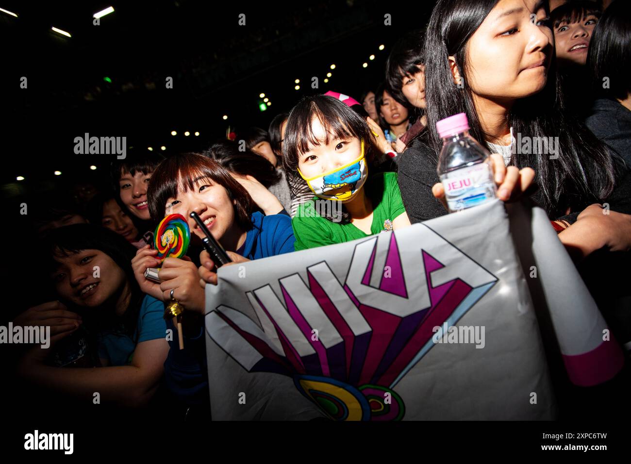 Fans de pop asiatique aux concerts Mika. Banque D'Images