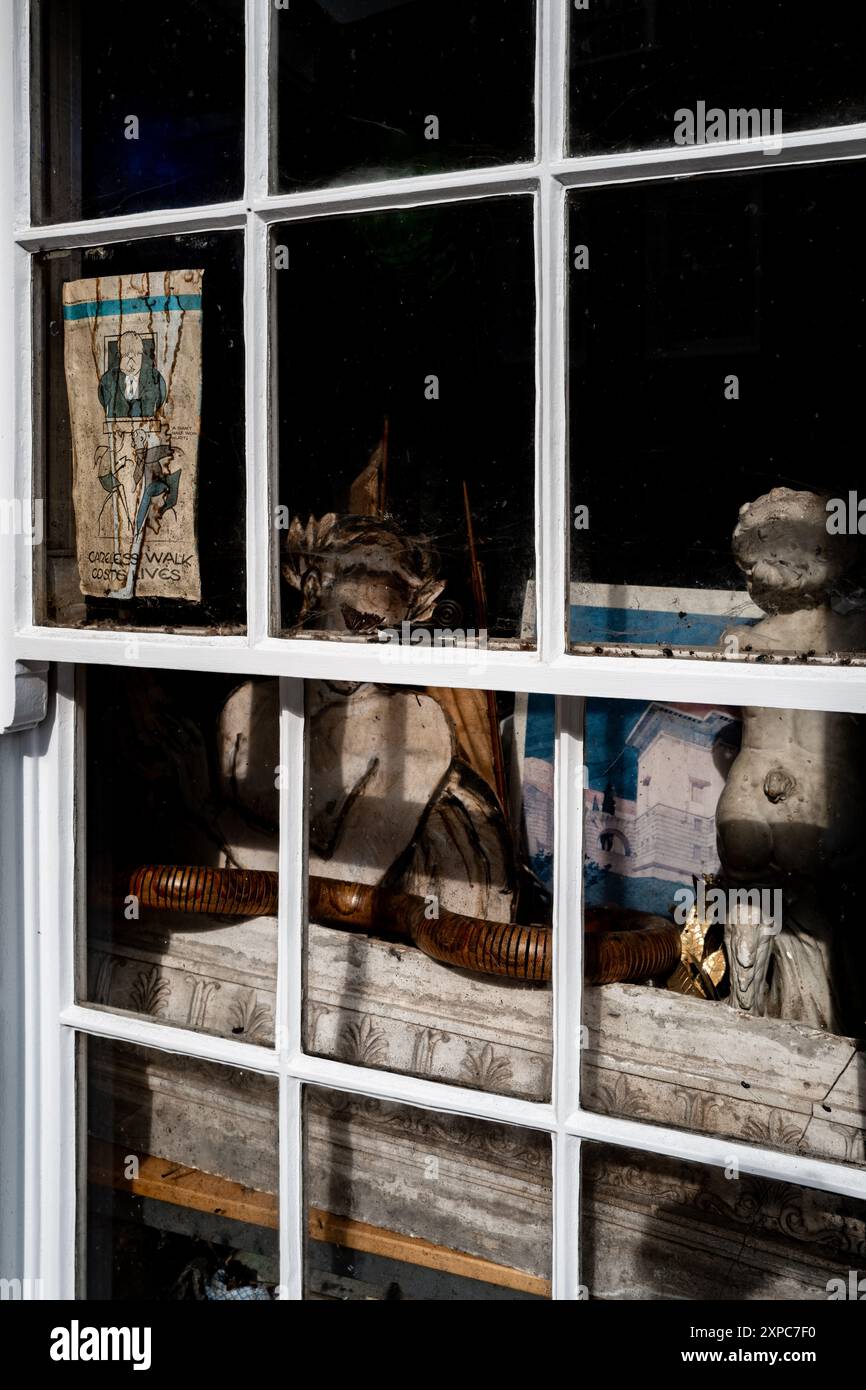Curiosités et antiquités assis derrière la fenêtre d'un bureau d'architecte à Southwold, Angleterre. Coloré, rétro, artistique, style, antique. Banque D'Images Curiosités et antiquités assis derrière la fenêtre d'un bureau d'architecte à Southwold, Angleterre. Coloré, rétro, artistique, style, antique. Banque D'Images