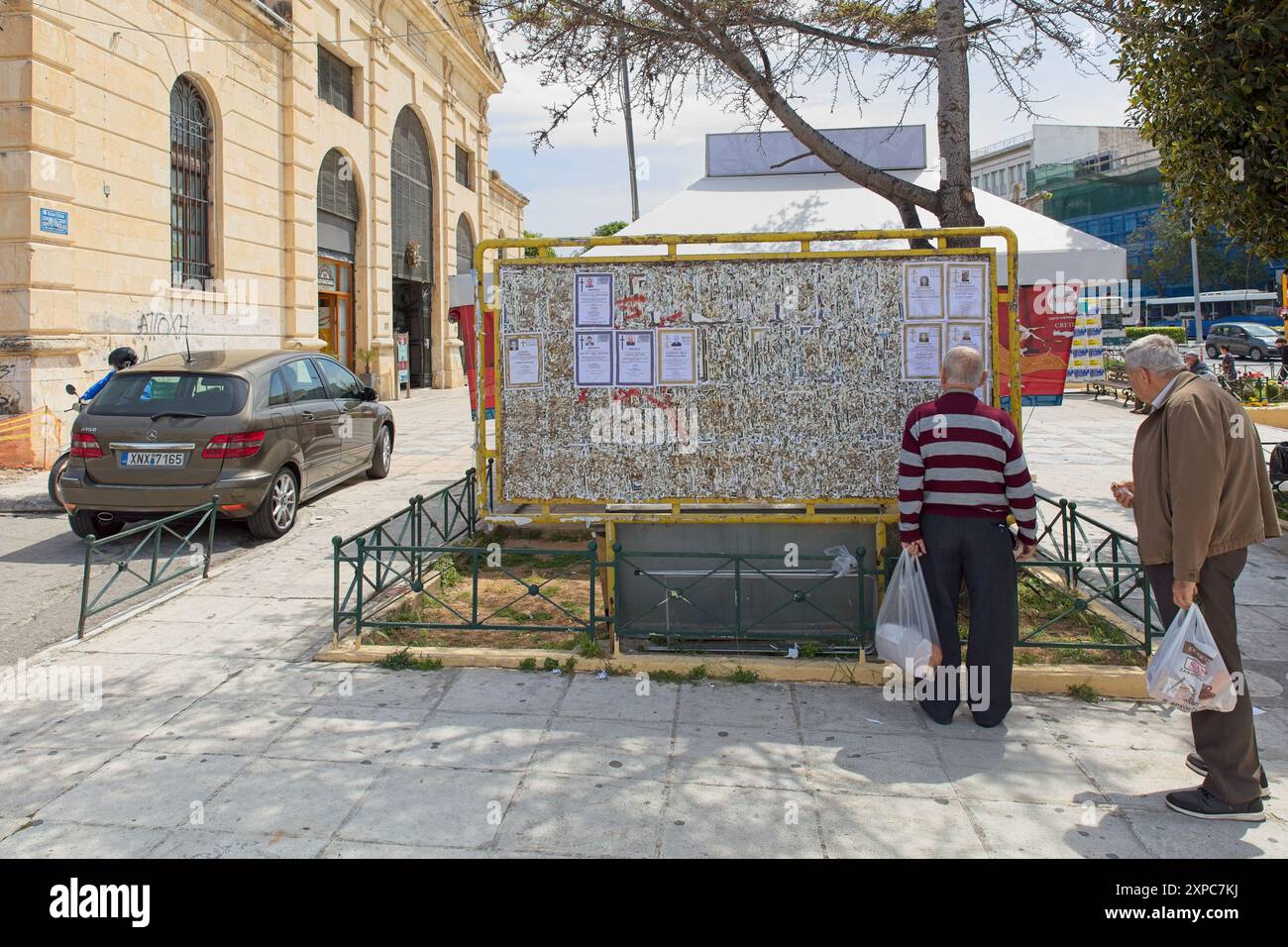 Chania, Crète, Grèce – 14 mai 2019 : panneau d'affichage nécrologique près du marché municipal de Chania au printemps. Banque D'Images