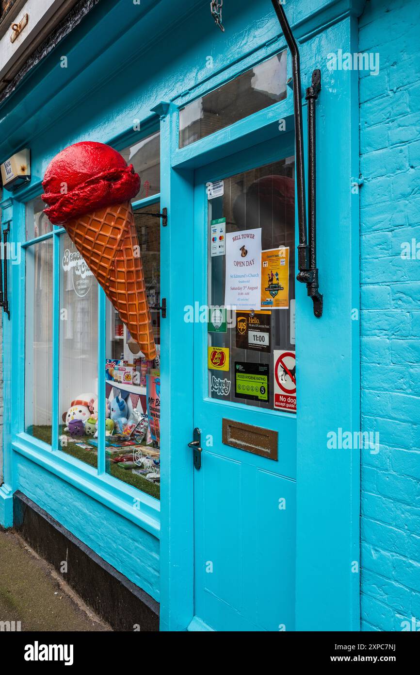 Présentoir de cornets de crème glacée rouges colorés devant un magasin de crème glacée traditionnel à Southwold, Suffolk, Angleterre, été. Jours fériés. Nourriture. Crème glacée.. Banque D'Images