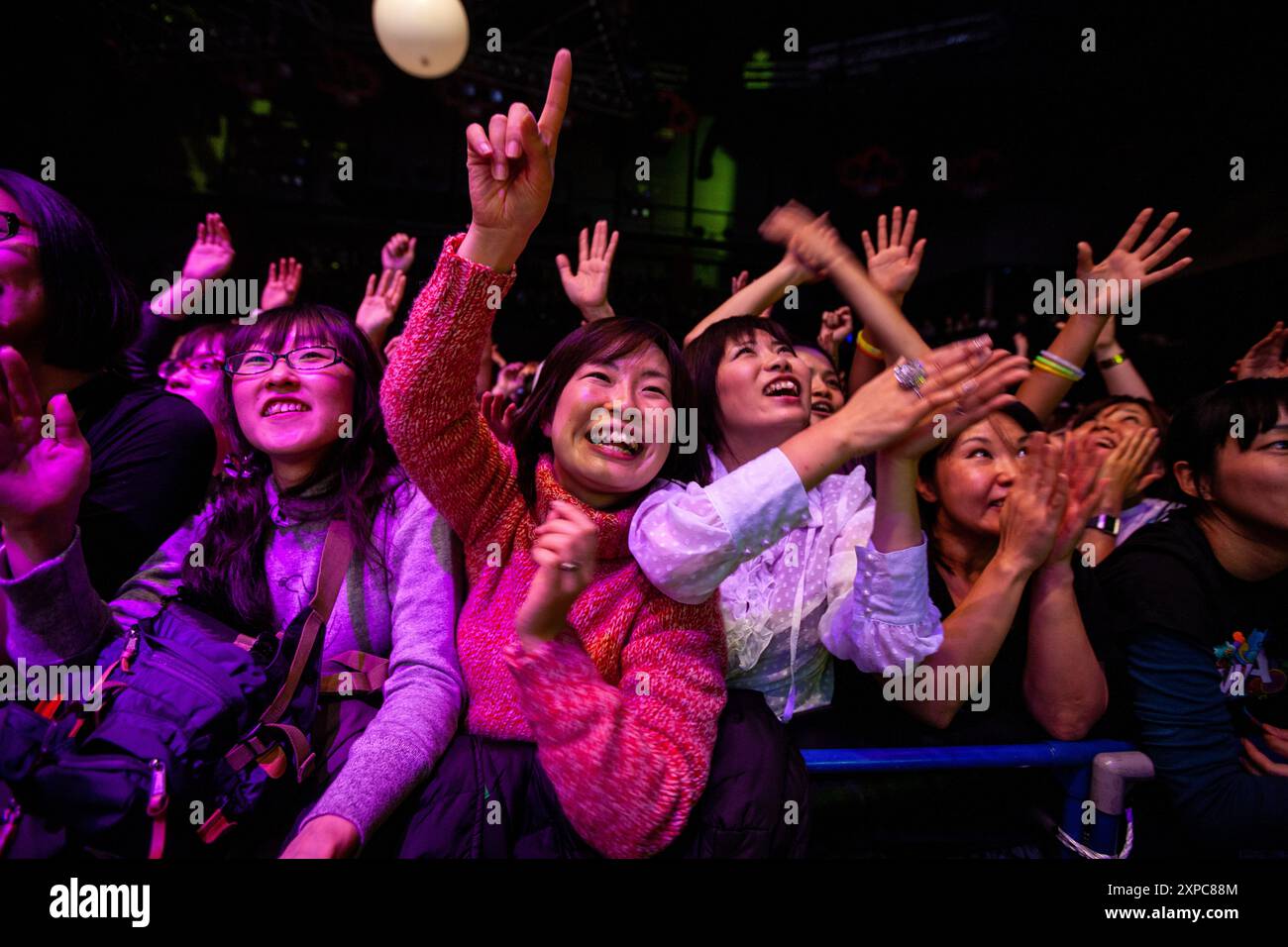 Fans de pop asiatique aux concerts Mika. Banque D'Images