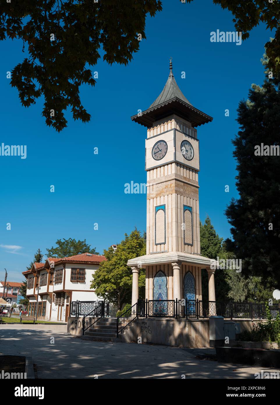 Kütahya, Turquie - 25 septembre 2023 : Tour de l'horloge historique dans le parc de l'Azerbaïdjan. Belles villes touristiques de Turquie. Banque D'Images