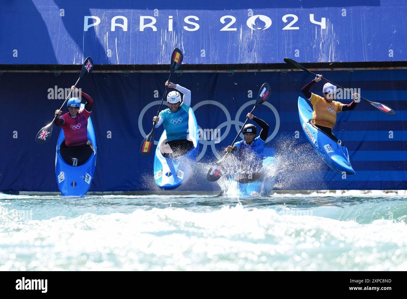 (De gauche à droite) le britannique Joseph Clarke, l'espagnol Manuel Ochoa, le slovaque Jakub Grigar et la tchèque Jiri Prskavec s'affrontent en quart de finale masculin de kayak Cross 1 au stade nautique de Vaires-sur-Marne, le dixième jour des Jeux Olympiques de Paris 2024 en France. Date de la photo : lundi 5 août 2024. Banque D'Images
