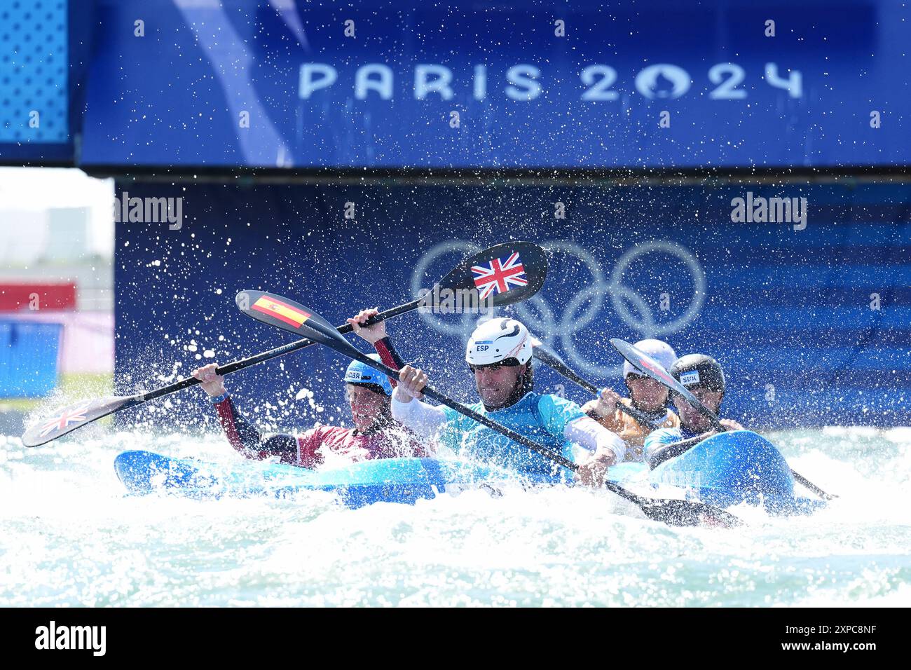 (De gauche à droite) le britannique Joseph Clarke, l'espagnol Manuel Ochoa, la tchèque Jiri Prskavec et le slovaque Jakub Grigar s'affrontent en quart de finale masculin de kayak Cross 1 au stade nautique de Vaires-sur-Marne, le dixième jour des Jeux Olympiques de Paris 2024 en France. Date de la photo : lundi 5 août 2024. Banque D'Images
