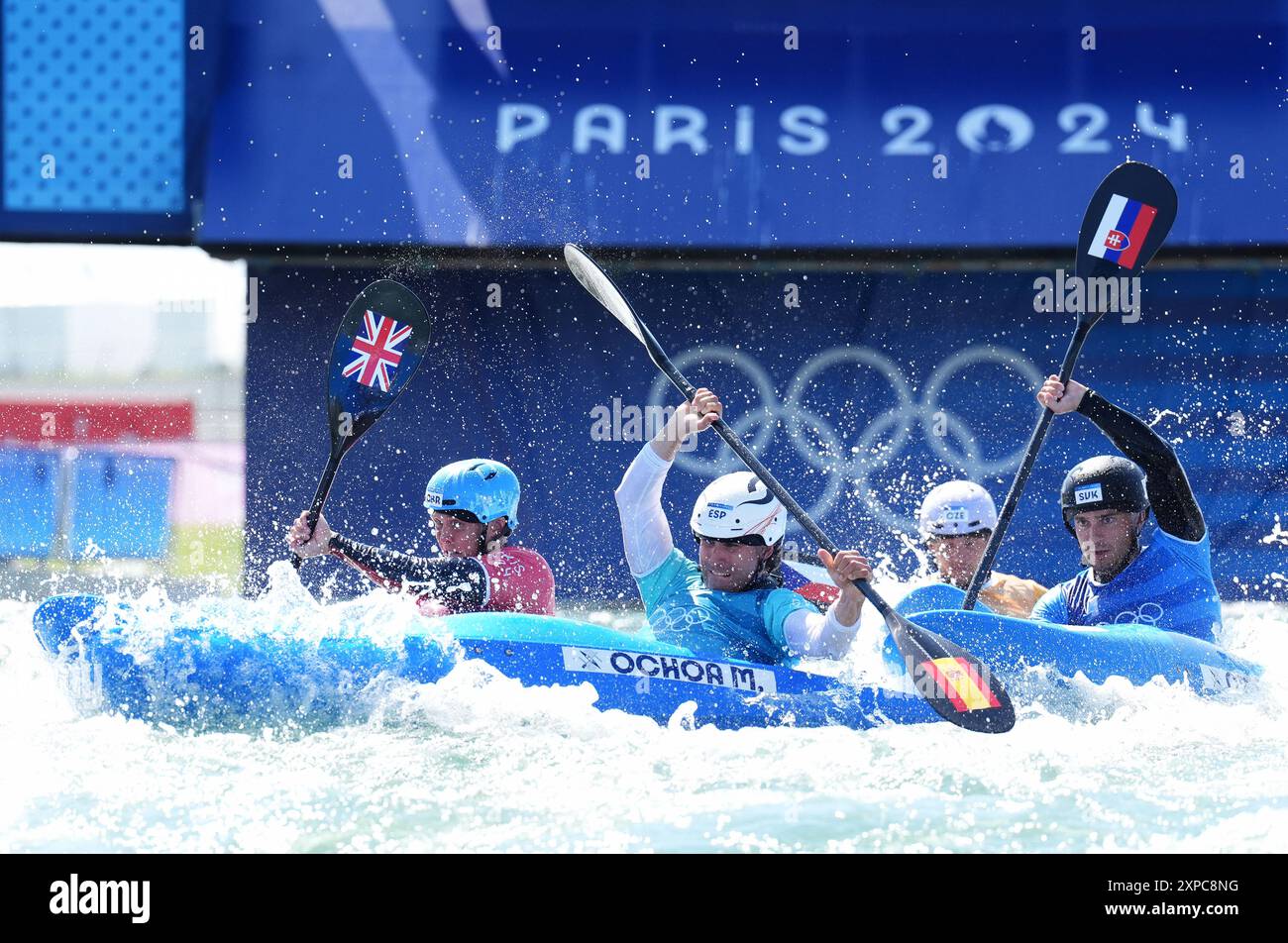 (De gauche à droite) le britannique Joseph Clarke, l'espagnol Manuel Ochoa, la tchèque Jiri Prskavec et le slovaque Jakub Grigar s'affrontent en quart de finale masculin de kayak Cross 1 au stade nautique de Vaires-sur-Marne, le dixième jour des Jeux Olympiques de Paris 2024 en France. Date de la photo : lundi 5 août 2024. Banque D'Images