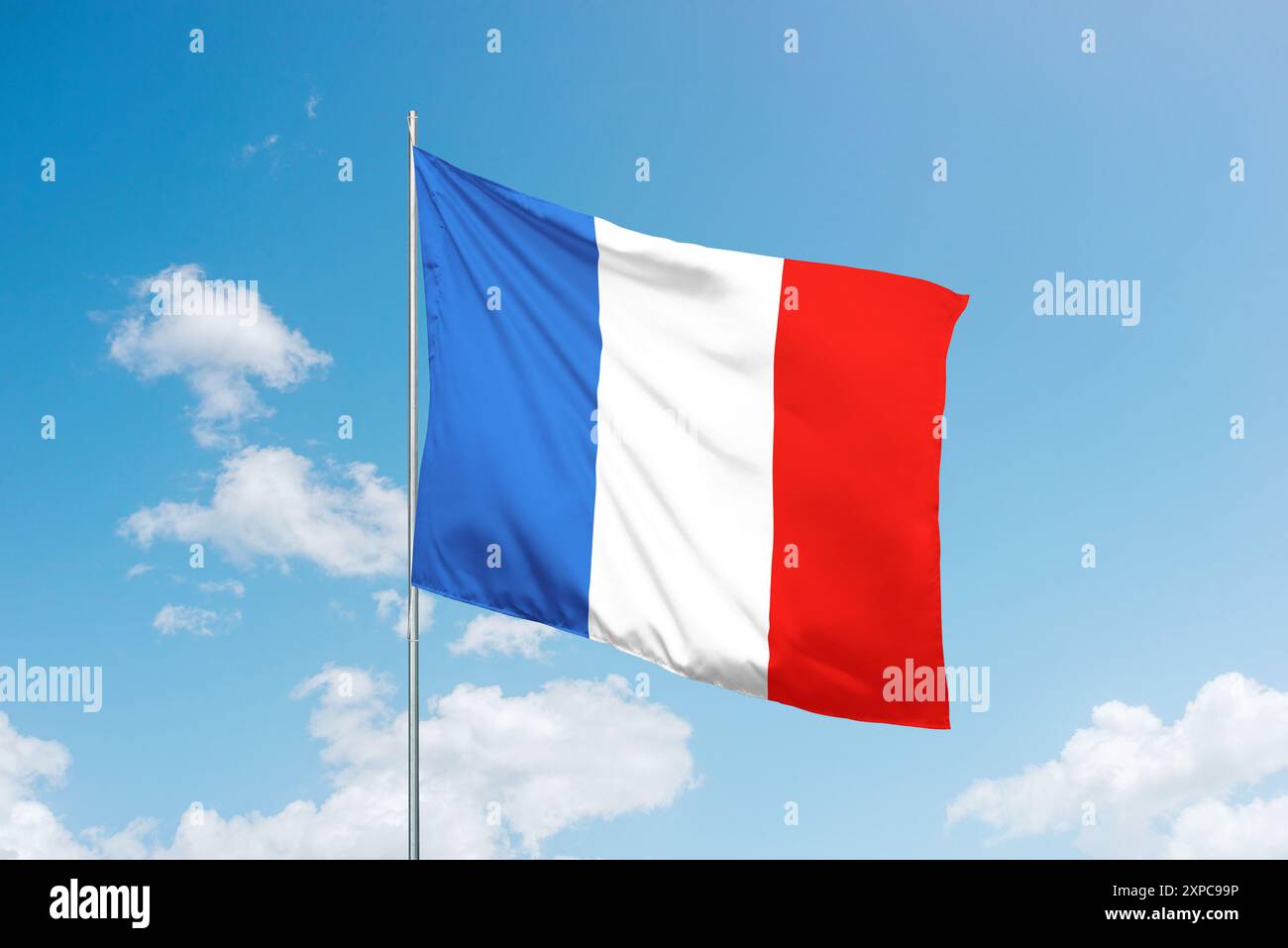 Drapeau français flottant de fierté, symbolisant l'unité nationale et le patrimoine. Les bandes bleues, blanches et rouges du drapeau représentent la riche histoire de la France Banque D'Images
