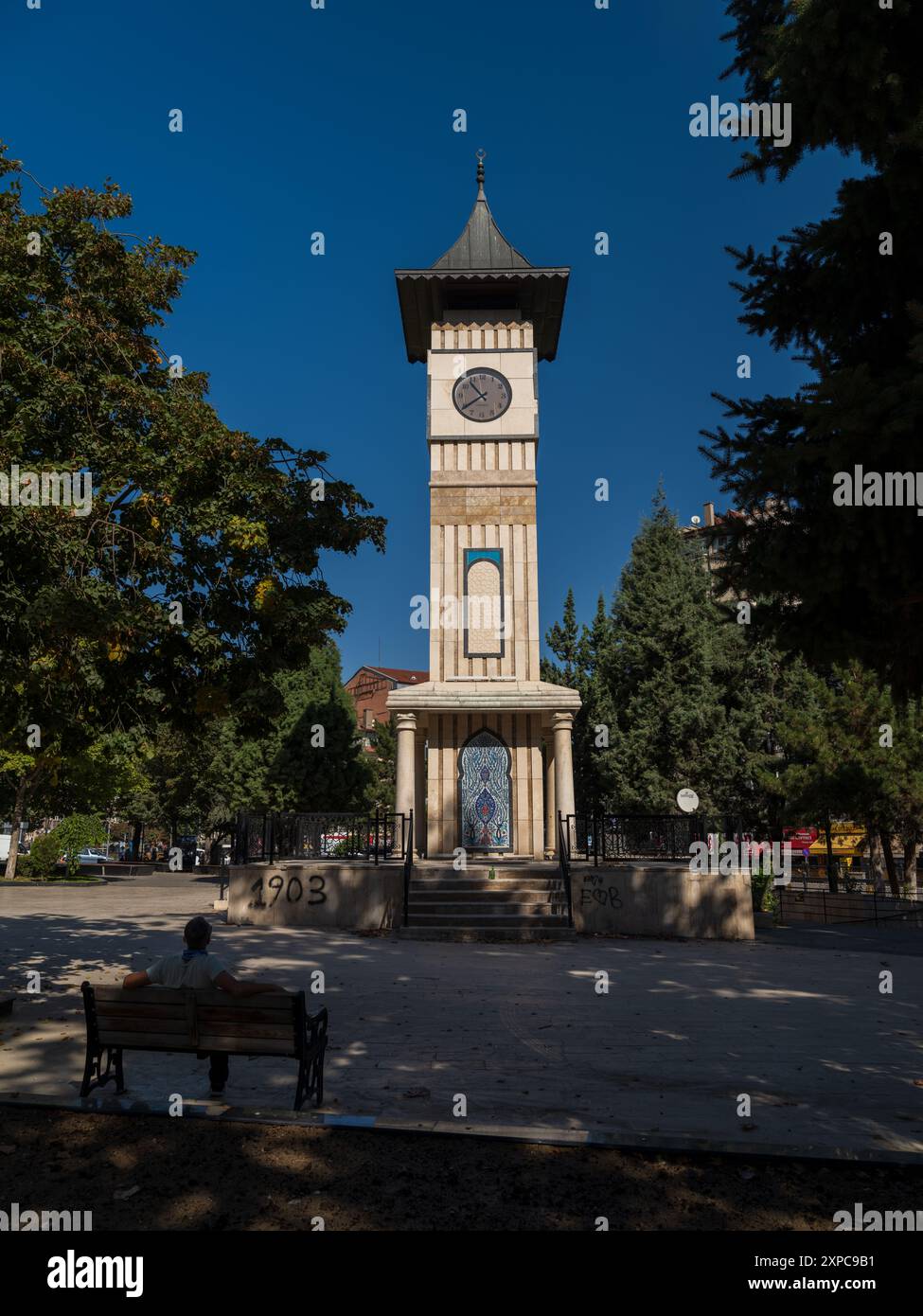Kütahya, Turquie - 25 septembre 2023 : Tour de l'horloge historique dans le parc de l'Azerbaïdjan. Belles villes touristiques de Turquie. Banque D'Images