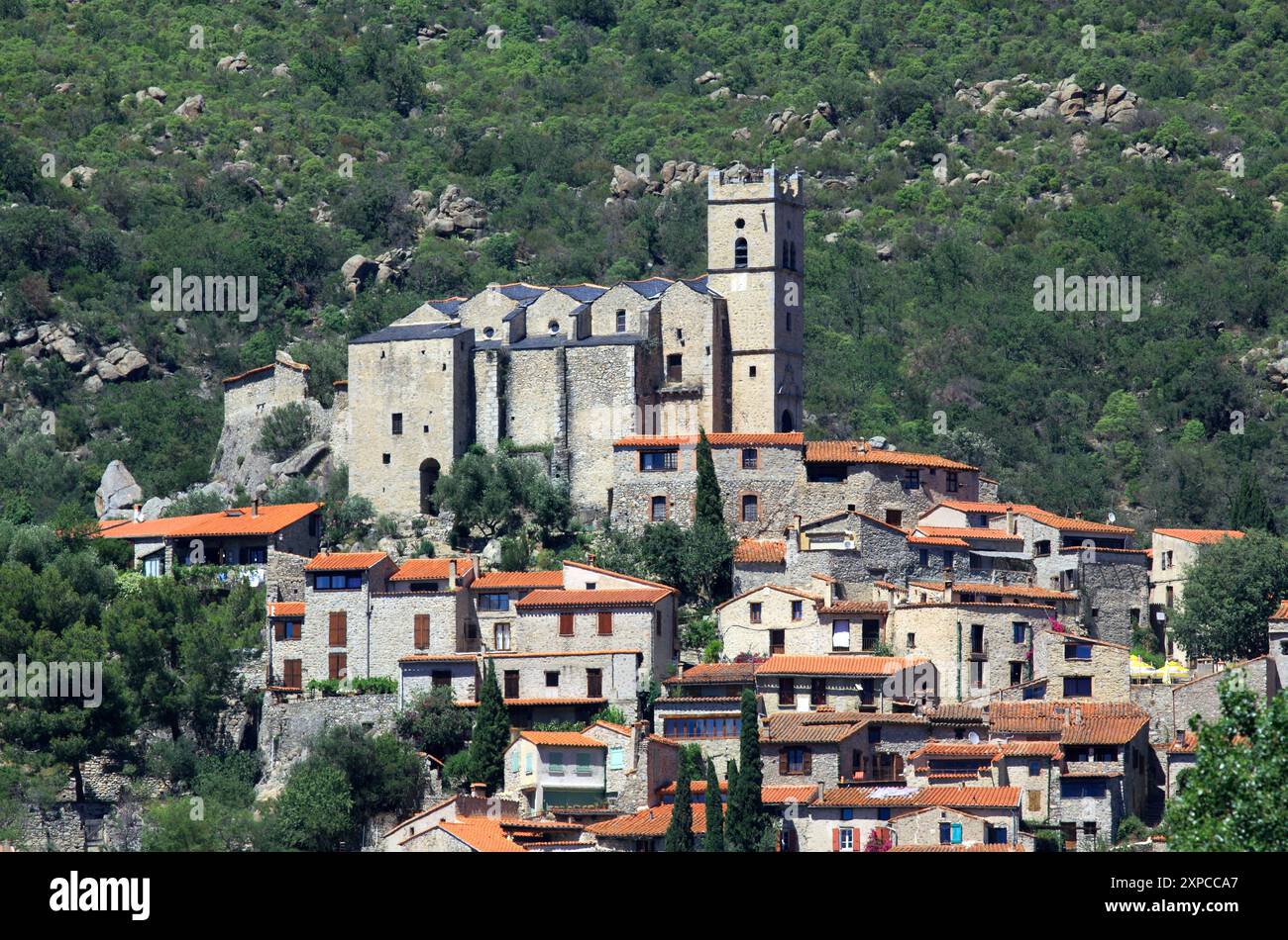 Le village d'eus dans les Pyrénées-Orientales, France. Le village est dominé par l'église Saint Vincent du XVIIe siècle. Banque D'Images