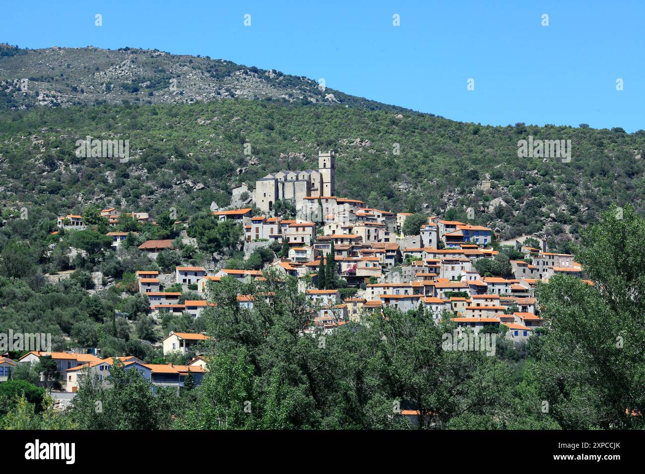 Le village d'eus dans les Pyrénées-Orientales, France. Le village est dominé par l'église Saint Vincent du XVIIe siècle. Banque D'Images