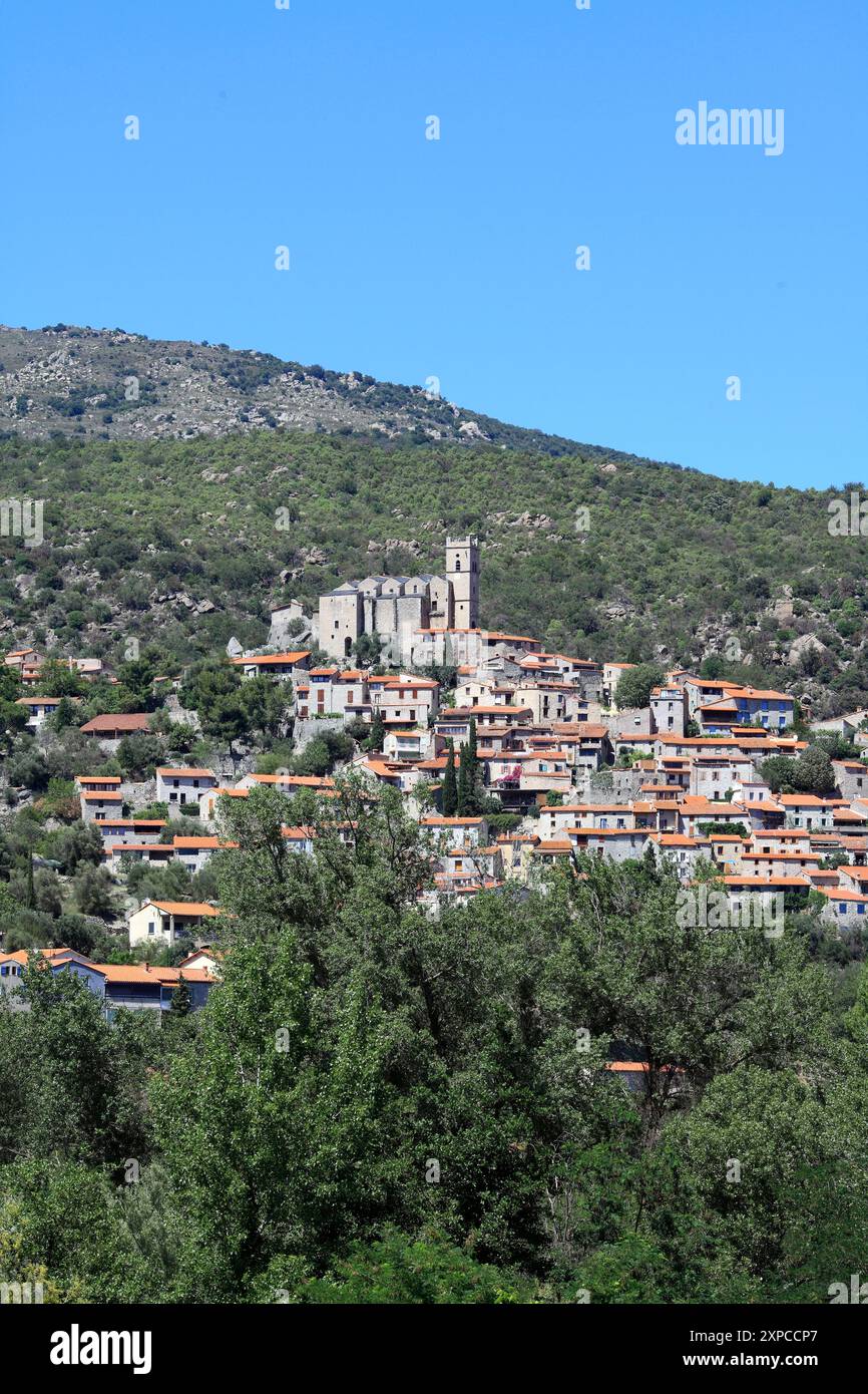Le village d'eus dans les Pyrénées-Orientales, France. Le village est dominé par l'église Saint Vincent du XVIIe siècle. Banque D'Images