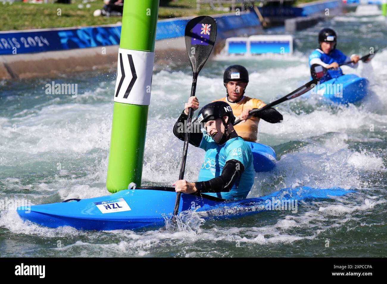 Le Finn Butcher néo-zélandais participe à la demi-finale masculine de kayak Cross 1 au stade nautique de Vaires-sur-Marne, le dixième jour des Jeux Olympiques de Paris 2024 en France. Date de la photo : lundi 5 août 2024. Banque D'Images