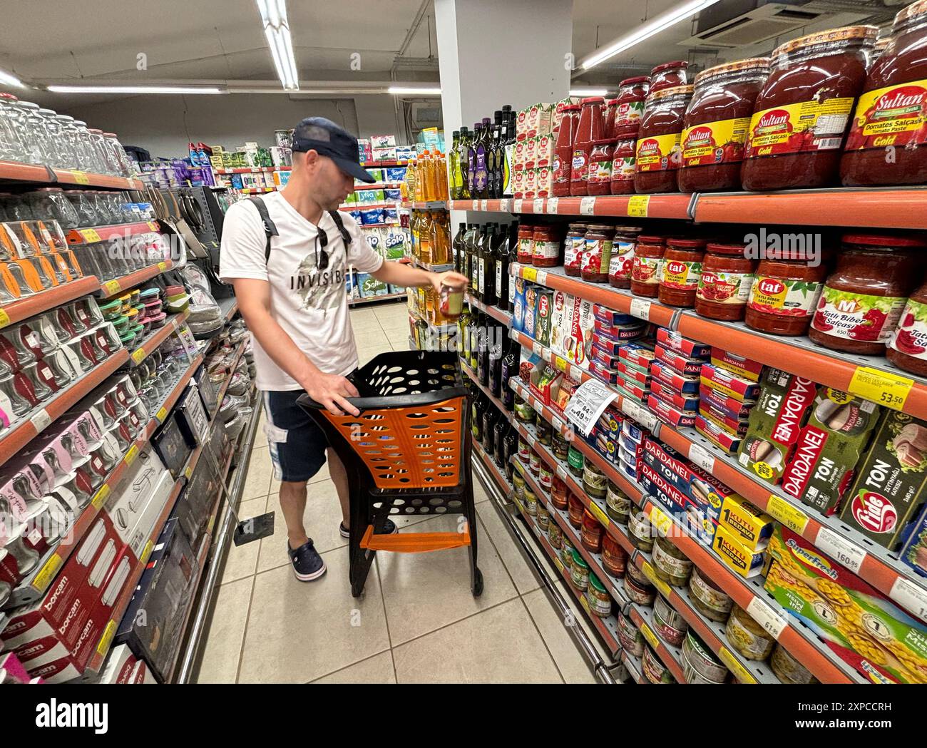 (240805) -- ANKARA, 5 août 2024 (Xinhua) -- Un homme fait ses courses dans un supermarché à Ankara, T¨¹rkiye, 5 août 2024. Le taux d'inflation annuel de T¨¹rkiye s'est refroidi à 61,78 pour cent en juillet, marquant le deuxième mois consécutif de décélération, ont montré les données officielles lundi. (Mustafa Kaya/documentation via Xinhua) Banque D'Images