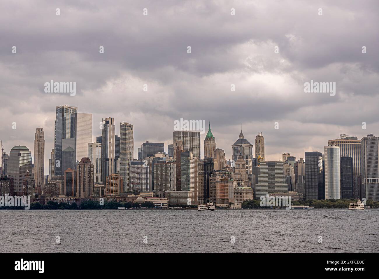 New York, NY, États-Unis - 4 août 2023 : Mid Manhattan skyline sous gris menaçant paysage nuageux, vu de l'ouest Banque D'Images