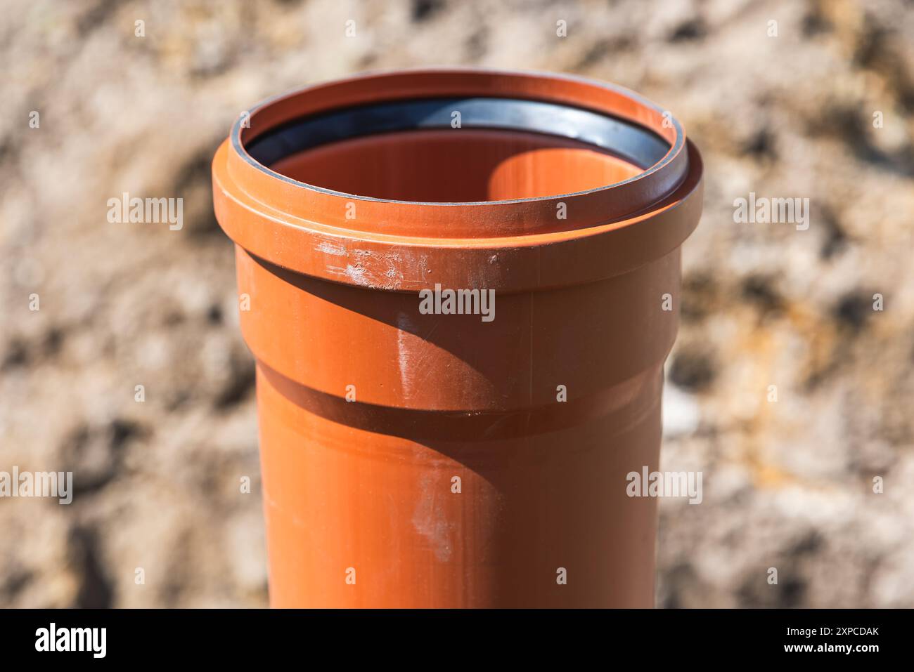 Tuyau en plastique pour égouts extérieurs, gros plan photo extérieure, élément d'un système d'égouts Banque D'Images