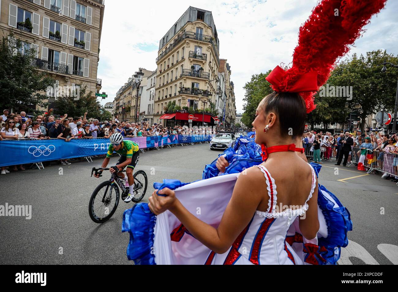 Paris, France. 03 août 2024. Jeux olympiques, Paris 2024, cyclisme, course sur route, hommes, Vinicius Rangel du Brésil passe devant le Moulin Rouge et les femmes. Crédit : Jan Woitas/dpa/Alamy Live News Banque D'Images