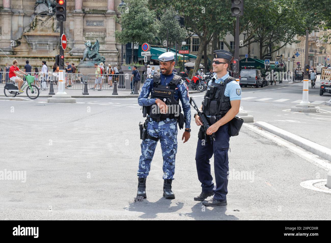 OFFICIER DE POLICE QATARI POUR SÉCURISER LES JEUX AVEC LA POLICE FRANÇAISE Banque D'Images