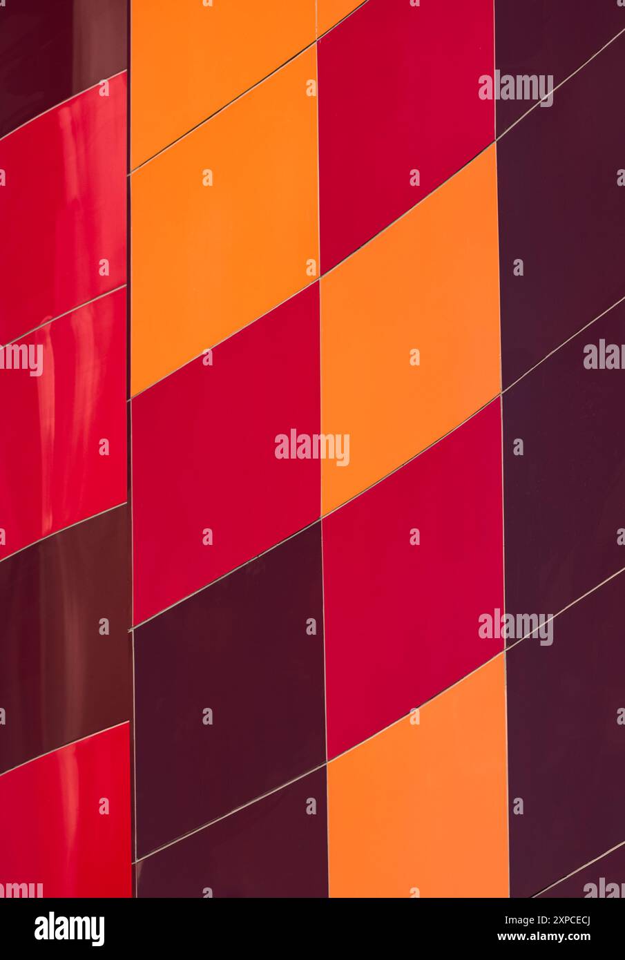 Bâtiment géométrique coloré avec ornement géométrique coloré sur le mur dans la ville. Immeuble résidentiel avec une façade moderne. Extérieur d'un bâtiment avec G Banque D'Images