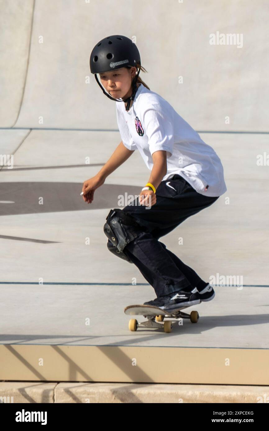 Coco Yoshizawa, du Japon, remporte la médaille d'or dans la finale féminine de skateboard de rue aux Jeux Olympiques d'été, Paris, France, le 28 juillet 2024, à Banque D'Images