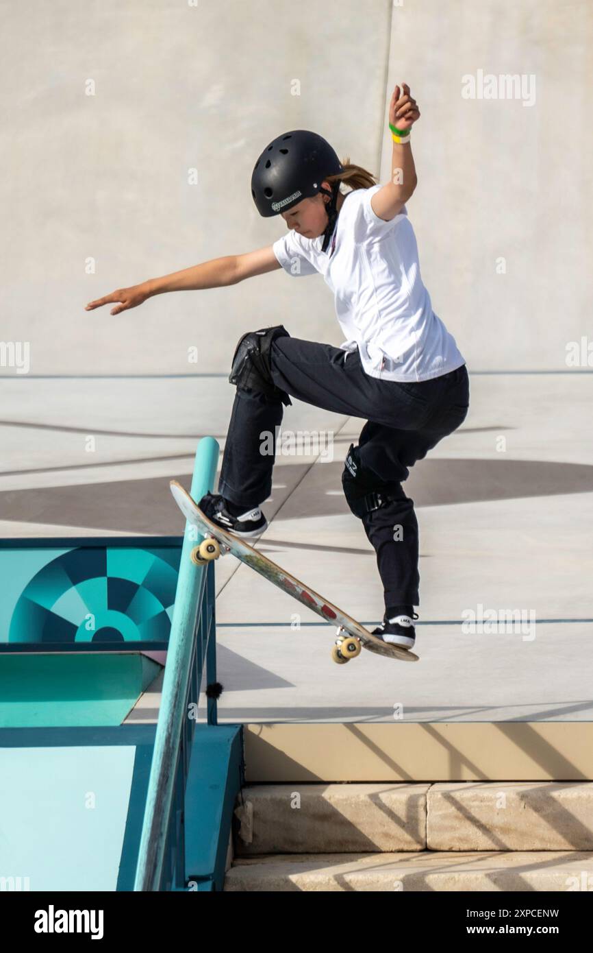 Coco Yoshizawa, du Japon, remporte la médaille d'or dans la finale féminine de skateboard de rue aux Jeux Olympiques d'été, Paris, France, le 28 juillet 2024, à Banque D'Images