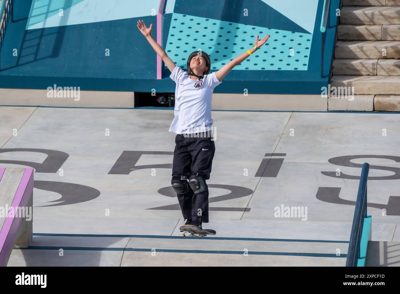 Coco Yoshizawa, du Japon, remporte la médaille d'or dans la finale féminine de skateboard de rue aux Jeux Olympiques d'été, Paris, France, le 28 juillet 2024, à Banque D'Images