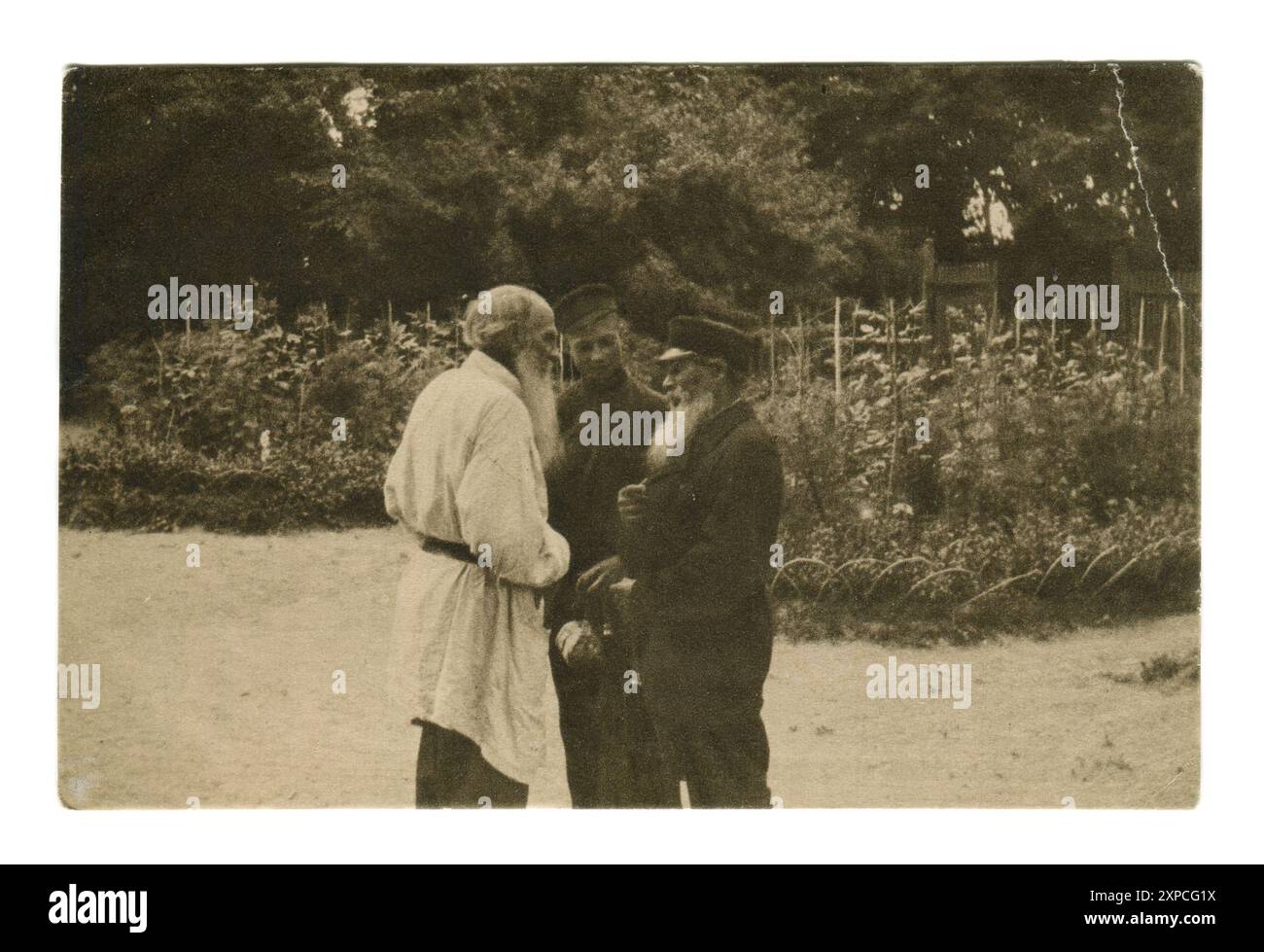 Lev Nikolaïevitch Tolstoï (russe : Лев Николаевич Толстой ; 9 septembre [O. S. 28 août] 1828 – 20 novembre [O. S. 7 novembre] 1910) et les paysans. Vieille carte postale vintage de l'Empire russe, années 1900 Banque D'Images