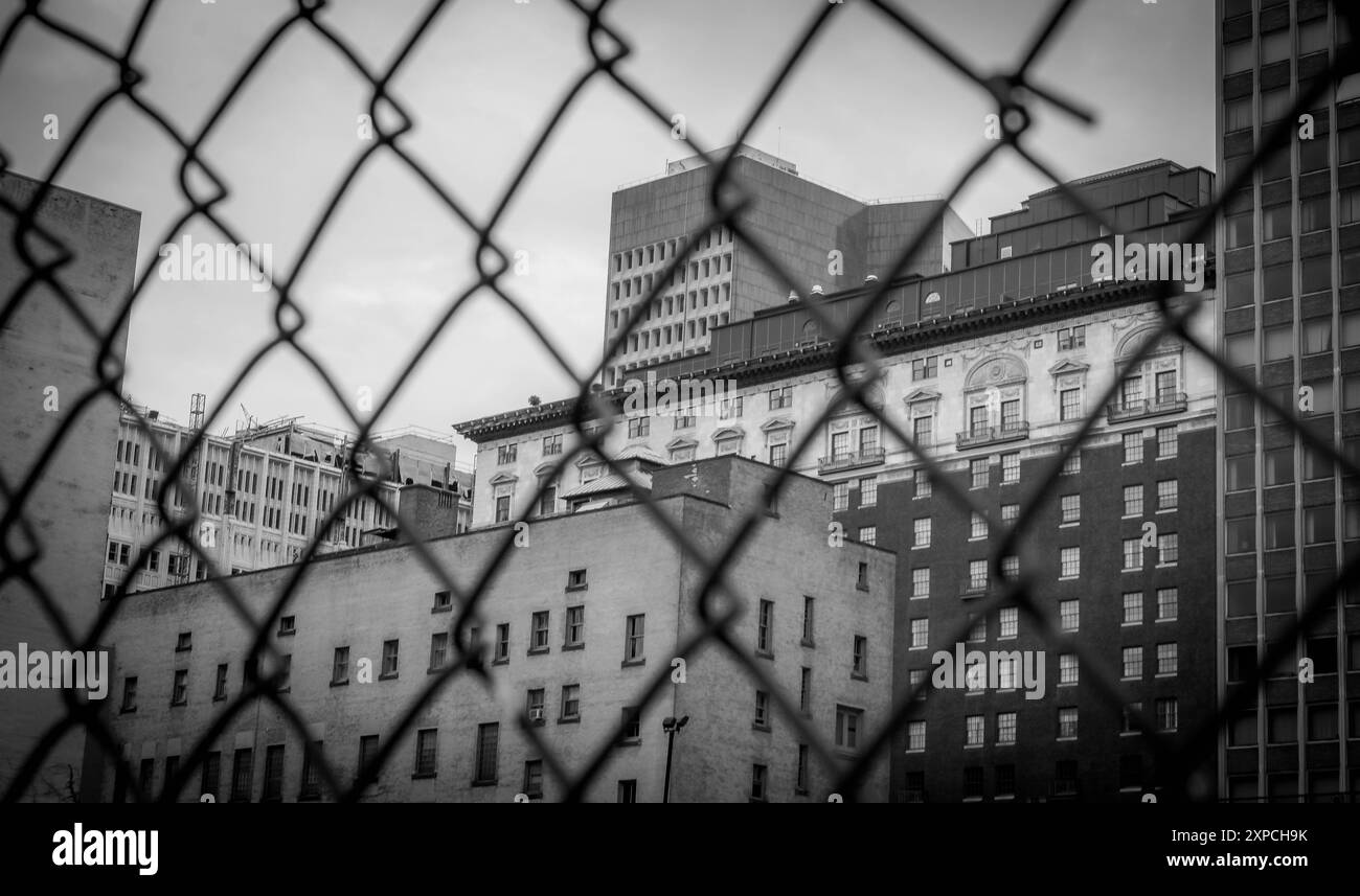 La photo en noir et blanc de l'immeuble du centre-ville de Cleveland derrière les cellules de clôture à Ohio, États-Unis d'Amérique. Banque D'Images