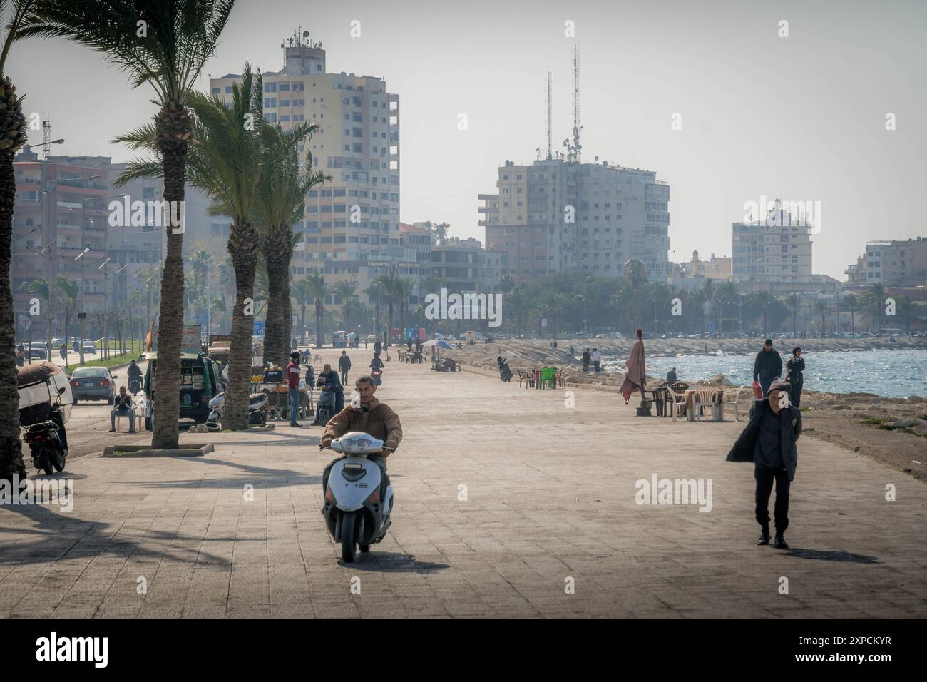 Le peuple libanais profitant du week-end sur le front de mer à Tyr centre-ville à Sour, une grande ville portuaire au sud du Liban. Banque D'Images