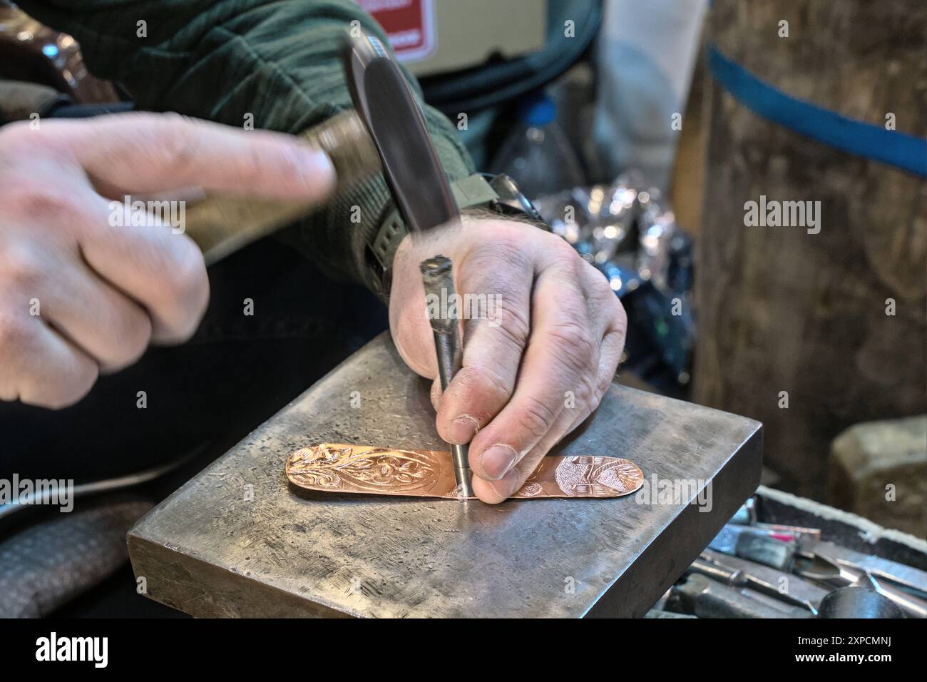 Baščaršija, Stari Grad Sarajevo, Bosnie-Herzégovine – mai 2023 : Kenan Hidić dans son atelier à Kazandžijska (rue Coppersmith) travaille sur un livre Banque D'Images