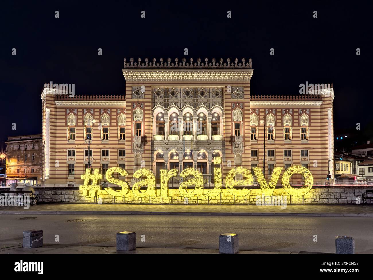 Baščaršija, Stari Grad Sarajevo, Bosnie-Herzégovine – mai 2023 : Hôtel de ville ('Vijećnica'). Banque D'Images