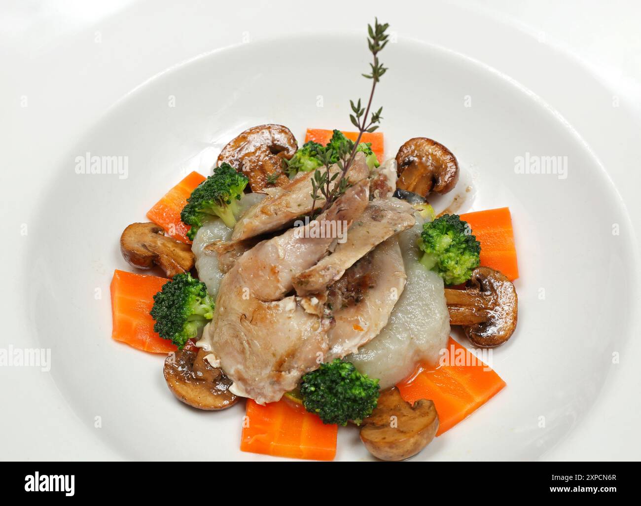 Gibier de caille grillé avec champignons et carottes et légumes brocoli Banque D'Images