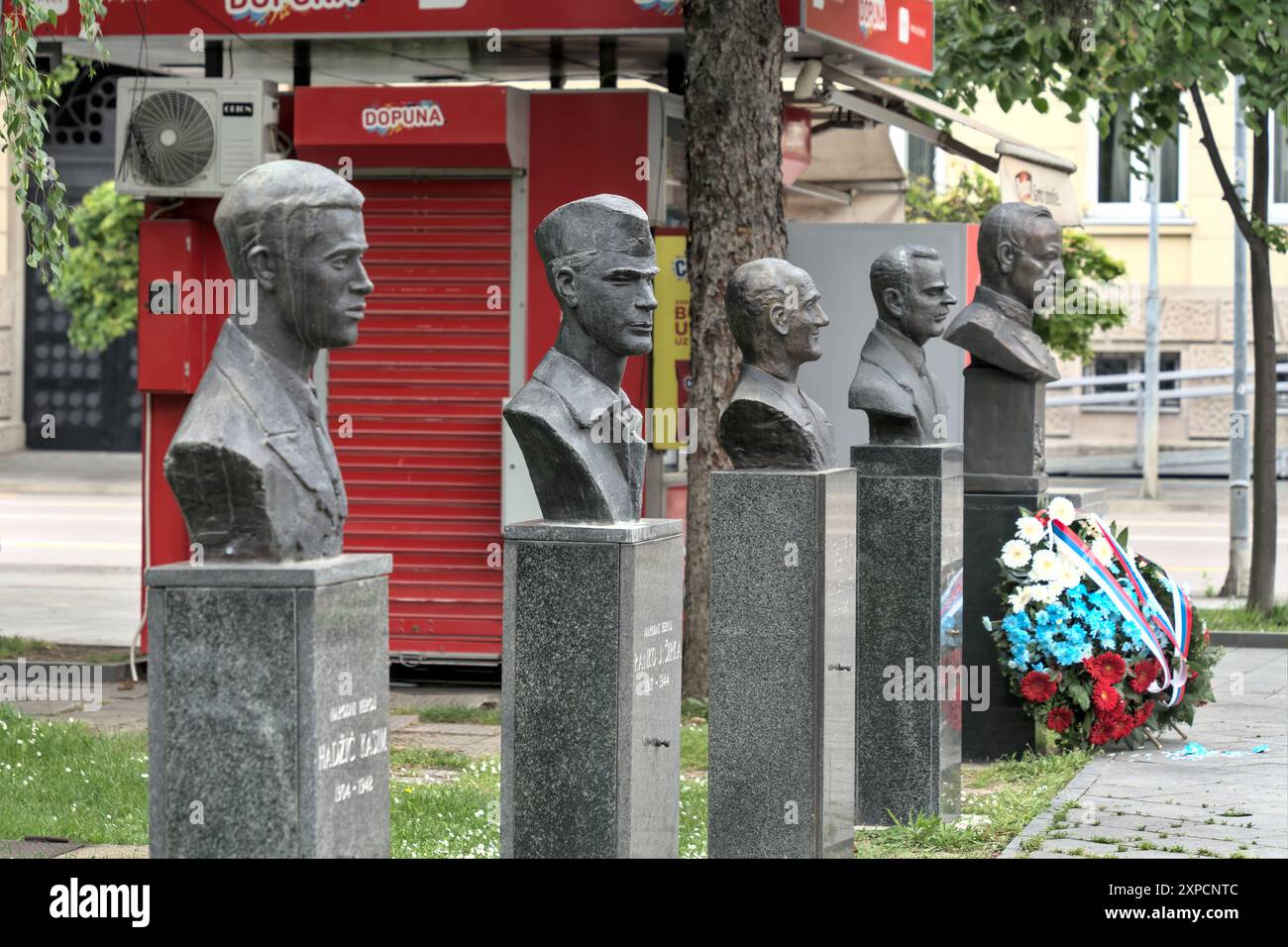 Banja Luka, Bosnie-Herzégovine – mai 2023 : bustes partisans / héros du peuple de l'ex-Yougoslavie à côté du mémorial de la seconde Guerre mondiale. Banque D'Images