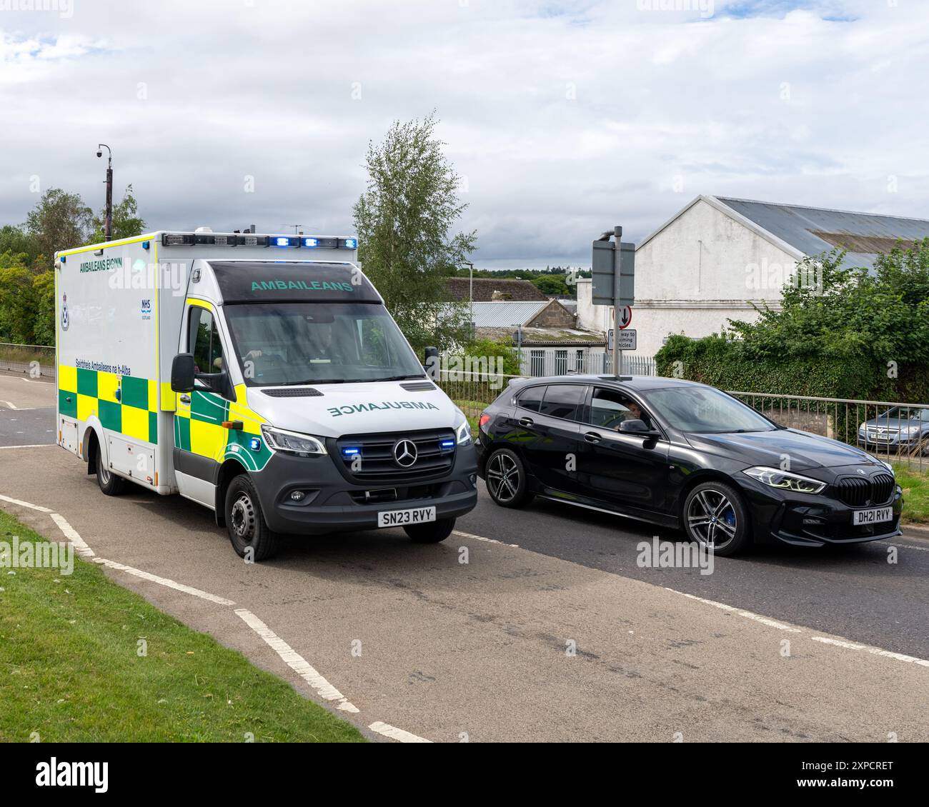 5 août 2024. Alexandra Road, A96, Elgin, Moray, Écosse. C'est une ambulance avec des lumières clignotantes bleues en appel d'urgence dans le centre-ville d'Elgin. CRED Banque D'Images