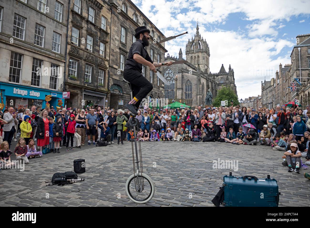 Edinburgh Festival Fringe First week, Écosse, Royaume-Uni. 5 août 2024. Royal Mile occupé mais pas trop occupé avec des gens à la recherche de spectacles de rue par les différents actes qui voyagent de partout dans le monde pour se produire dans les rues de la capitale. Sur la photo : Circus Patrick jongle dans le Royal Mile. Credit : Arch White/Alamy Live news. Banque D'Images