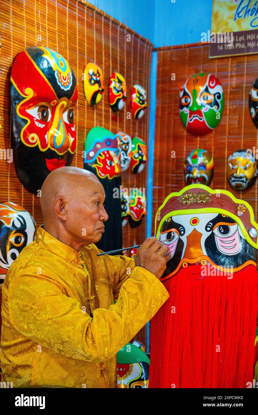 Quang Nam province, Vietnam - 13 Jul 2024 : artisanat fabriquant des masques antiques à la main dans la ville antique de Hoi an, Quang Nam, Vietnam Banque D'Images