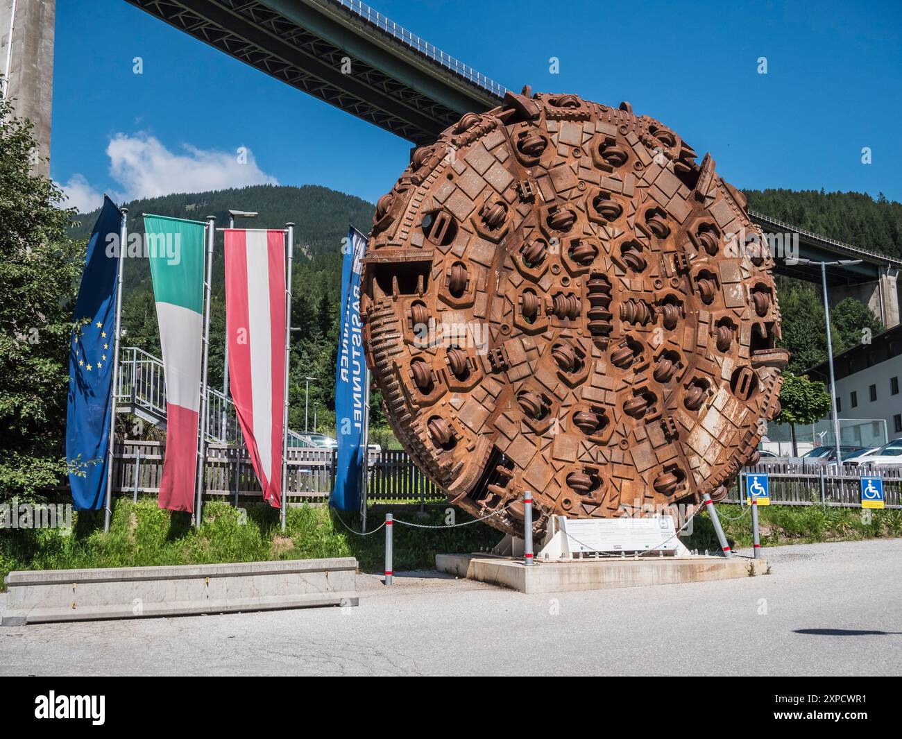 Il s'agit d'un pont Europa à Steinach am Brenner, une ville située sur la route principale de la vallée de Wipptal entre Innsbruck et le col du Brenner en Italie Banque D'Images