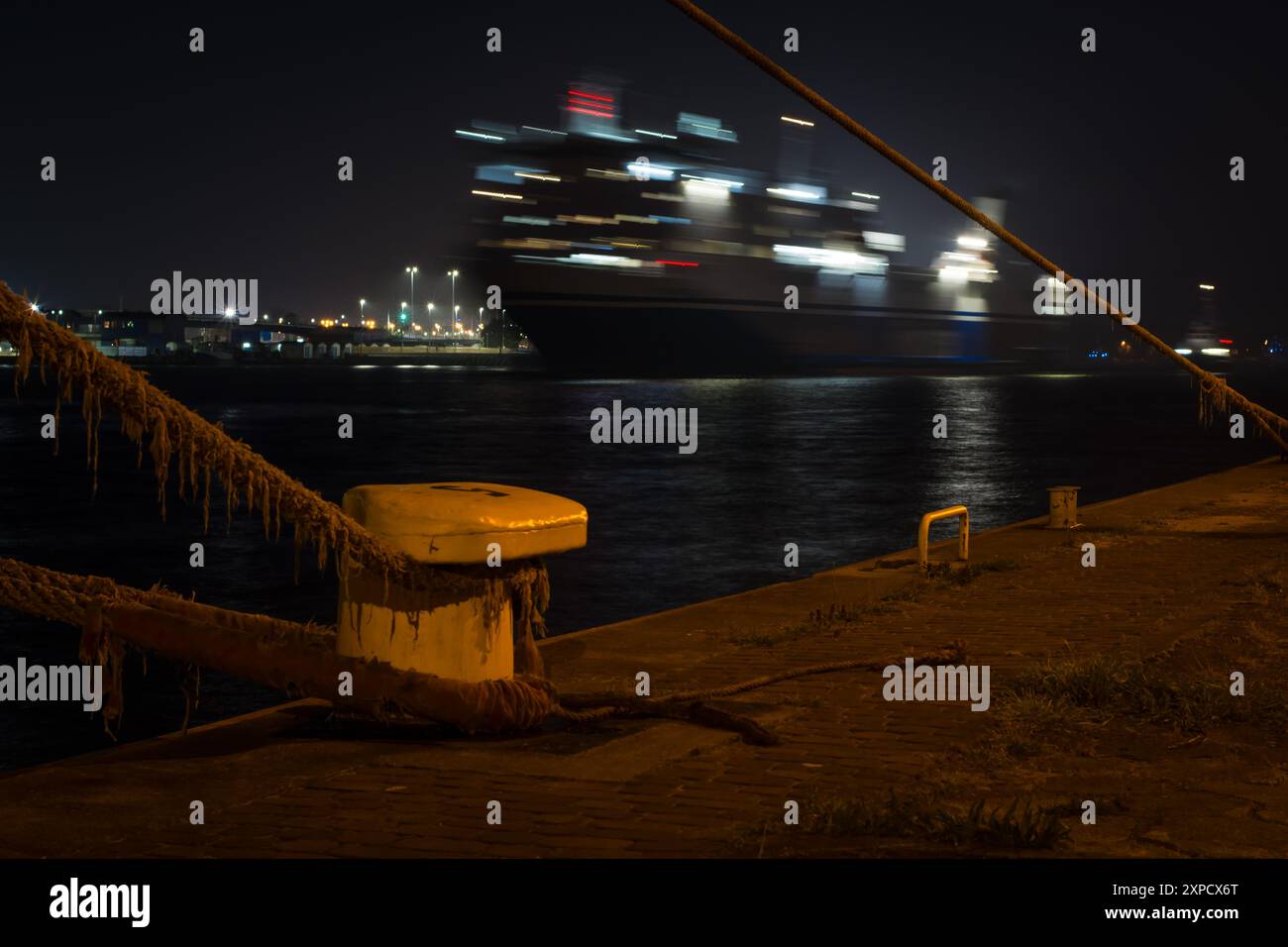 Panorama portuaire de nuit avec navires et quai portuaire. Photo de nuit prise avec un temps d'exposition long. Swinoujscie, Pologne, Polska. Banque D'Images