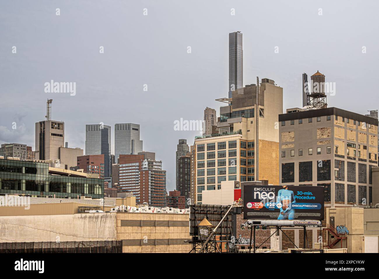 New York, NY, États-Unis - 3 août 2023 : les bâtiments commerciaux devant le Pier 86 présentent des camions Verizon, panneau d'affichage pour les procédures de sculpture corporelle. Ju urbain Banque D'Images