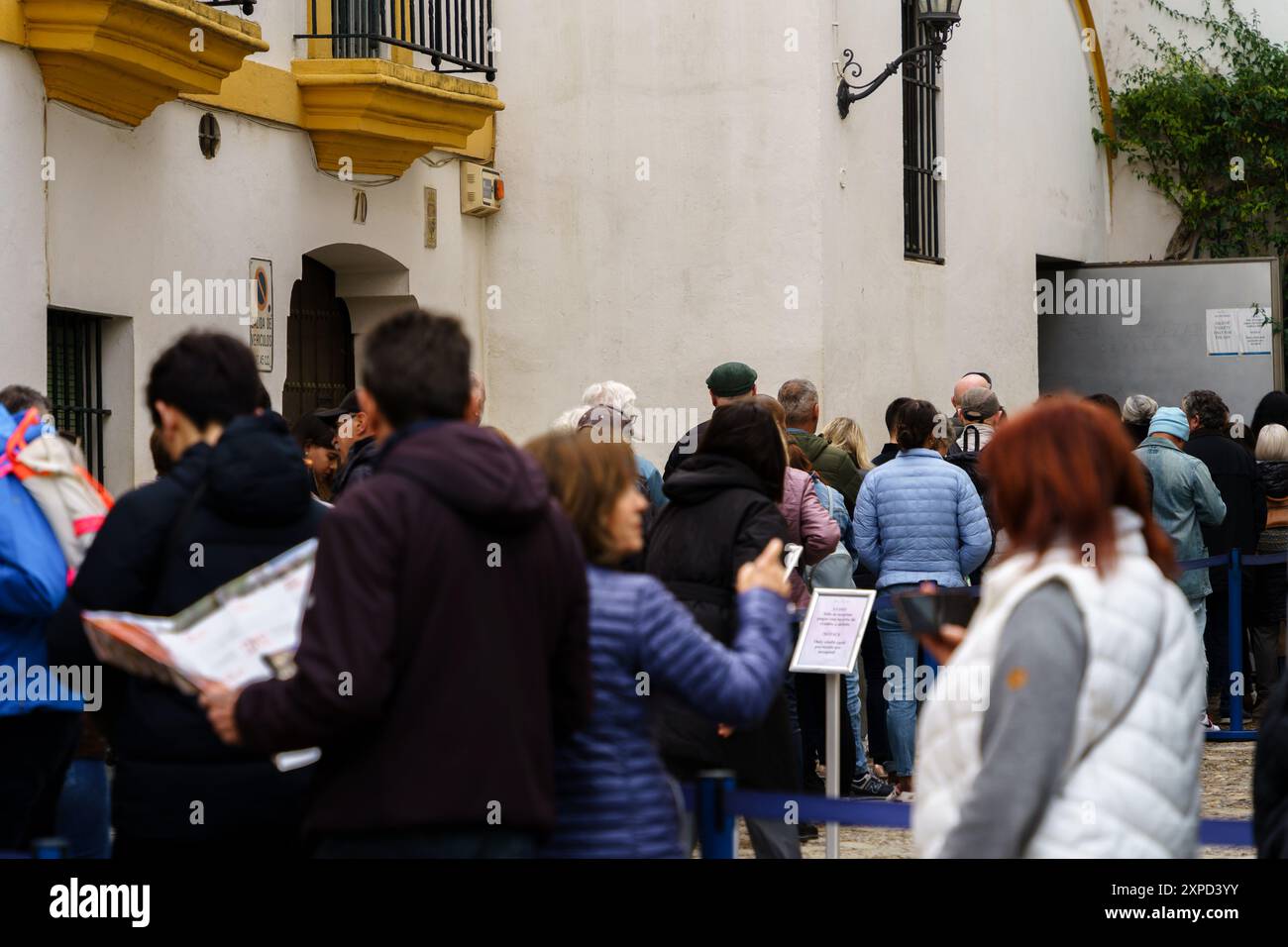 Séville, Espagne. 7 février 2024 - les touristes font la queue pour entrer dans un bâtiment Banque D'Images