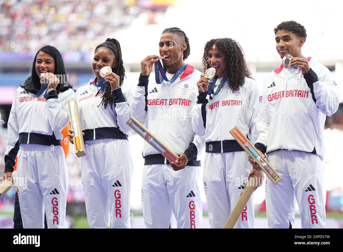 Saint Denis, France. 05 août 2024. Jeux olympiques, Paris 2024, Athlétisme, stade de France, 4 x 400 m, mixte, finale, Samuel Reardon (R-l), Laviai Nielsen, Alex Haydock-Wilson, Anning Amber et Nicole Yeargin de Grande-Bretagne célèbrent avec leurs médailles de bronze. Crédit : Michael Kappeler/dpa/Alamy Live News Banque D'Images