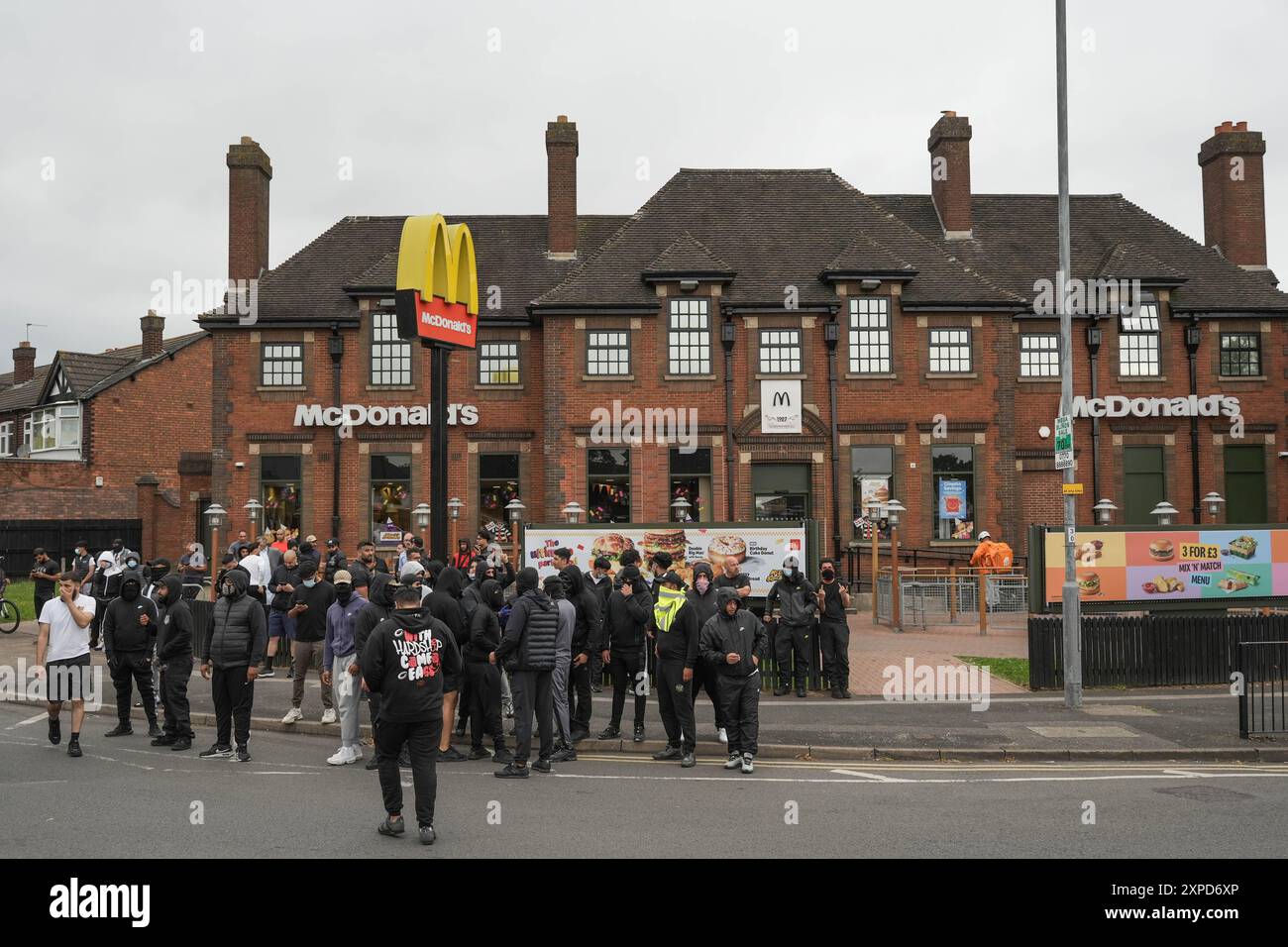 Bordesely Green, Birmingham, 5 août 2024 - des centaines de personnes sont venues protéger des magasins locaux et une mosquée (Village Islamic Centre) après que des rumeurs de membres de l'EDL et d'autres manifestants se soient rendus dans la région. Les magasins fermaient et un hôpital local renvoyait le personnel chez lui car la violence attendue était menacée. Cependant, en raison de la réponse des communautés, aucun patriote n'est arrivé et les protestations pacifiques ont prévalu. FIN - crédit : arrêter presse Media/Alamy Live News Banque D'Images