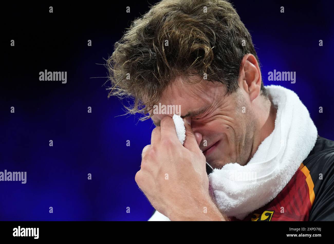 Paris, France. 05 août 2024. Jeux olympiques, Paris 2024, volley-ball, hommes, quarts de finale, France - Allemagne, l'Allemand Tobias Krick pleure après le match. Crédit : Marcus Brandt/dpa/Alamy Live News Banque D'Images