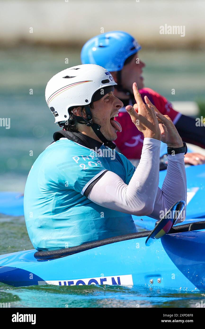 Vaires sur Marne. 5 août 2024. Noah Hegge, de l'Allemagne, célèbre la finale de kayak cross masculin de slalom en canoë aux Jeux Olympiques de Paris 2024 à Vaires-sur-Marne, France, le 5 août 2024. Crédit : Shen Bohan/Xinhua/Alamy Live News Banque D'Images